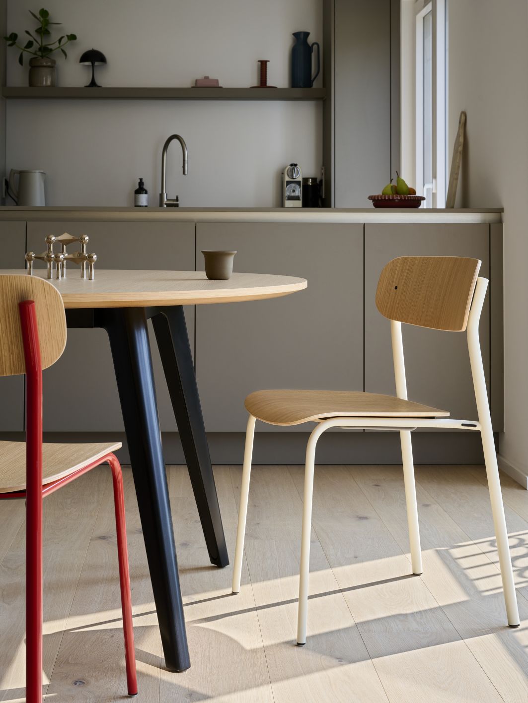 S 243 Stahlrohrstuhl von Thonet in Weiß und Rot am Esstisch in der Küche.