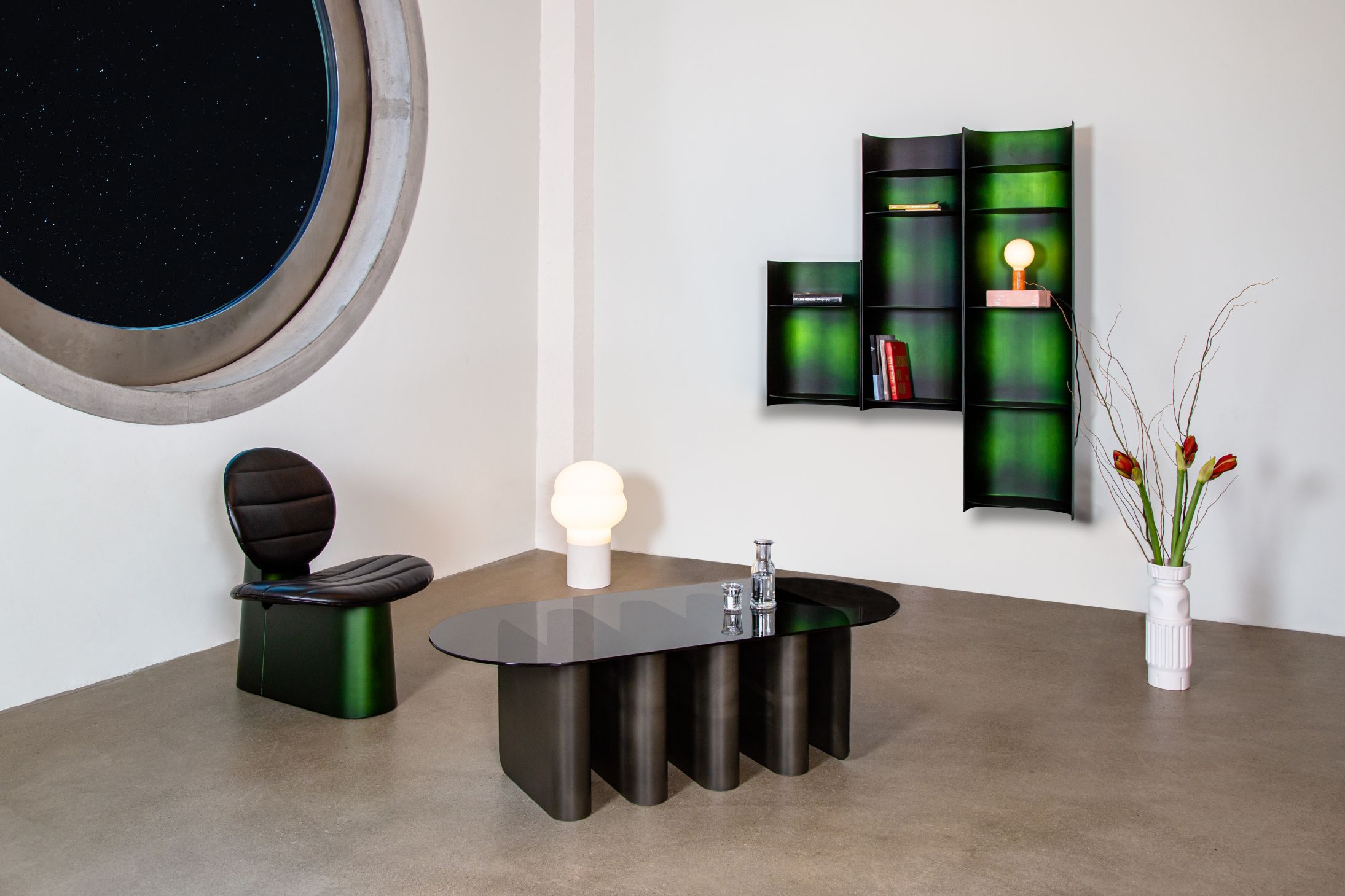 Helle Kumo Tischleuchte von Pulpo im modernen Wohnzimmer mit Designermöbeln.