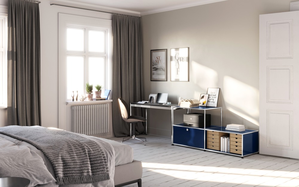 Helles Schlafzimmer mit USM Haller Tisch in Grigio Londra als Homeoffice-Lösung mit passenden USM Möbeln.