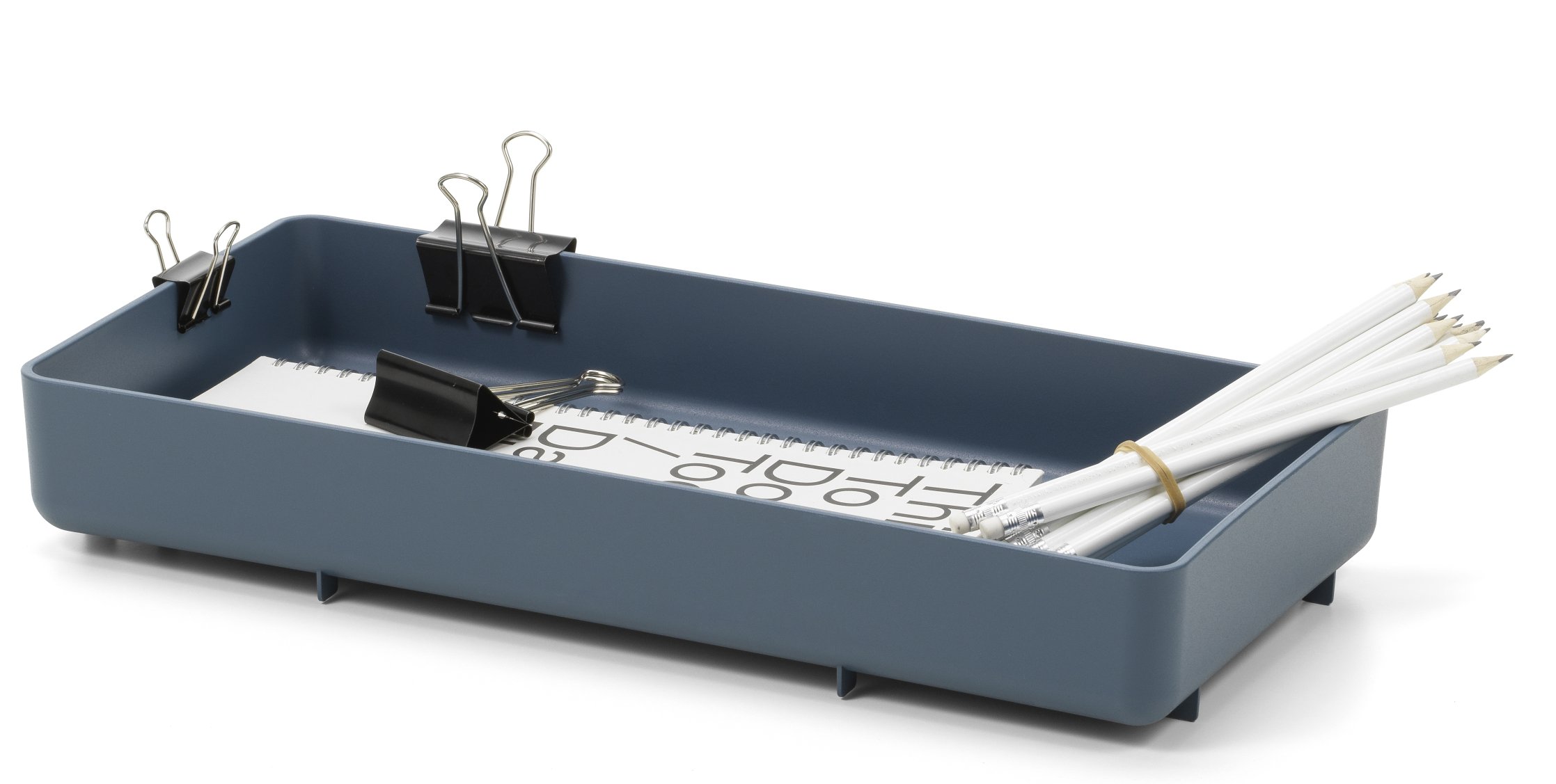 Vitra Chap Tray in Meerblau mit Notizblock, Stiften und Büroklammern für die Schreibtischorganisation.