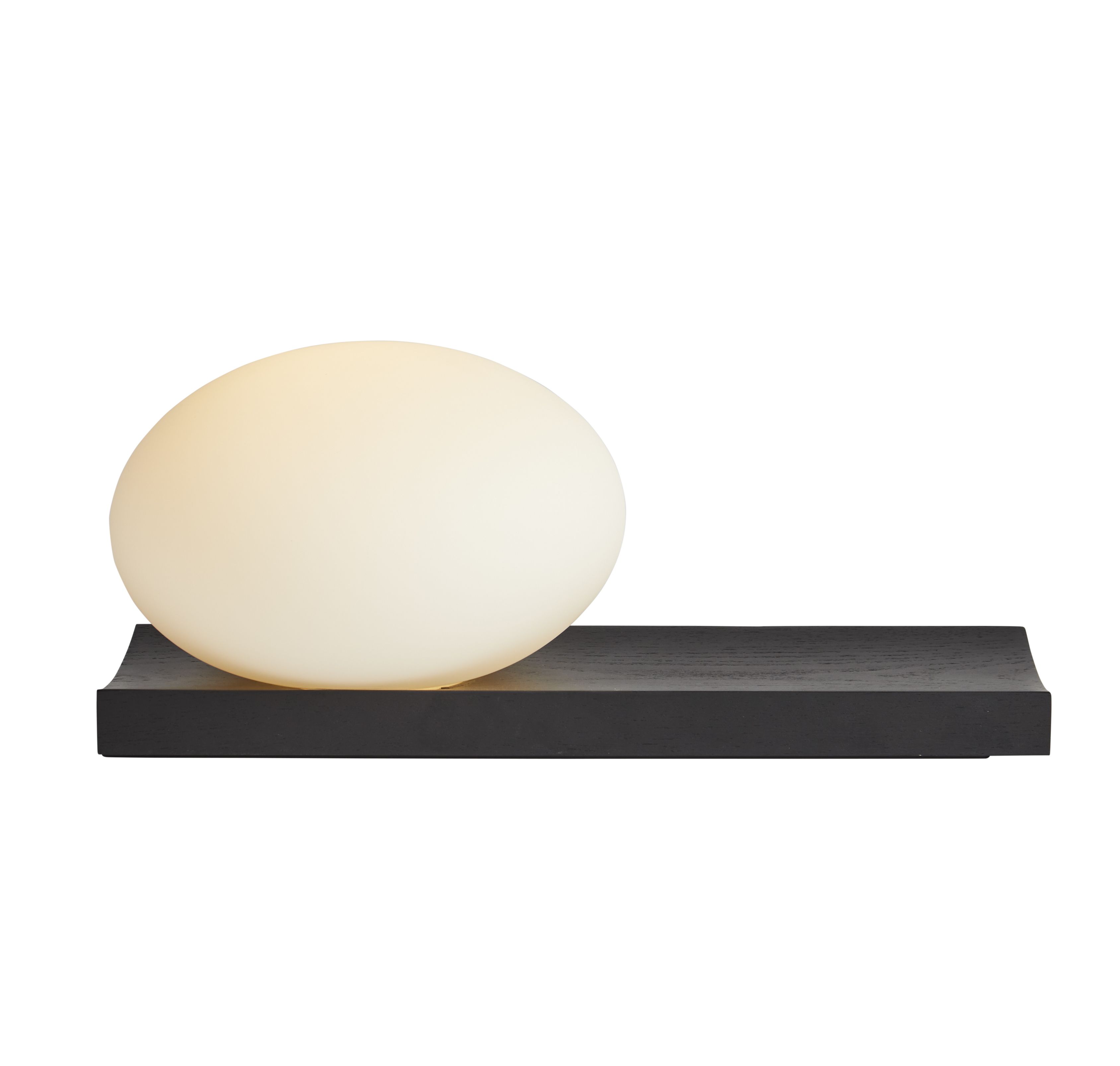 Dew Tischleuchte von Woud: Schwarze Esche Basis mit runder, leuchtender Glaskugel.