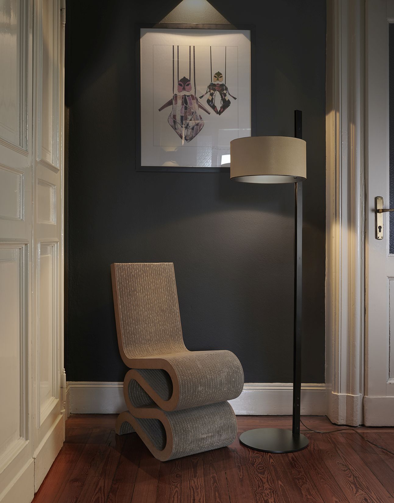 Parallel 396 Stehleuchte von Oluce, moderne Innenbeleuchtung mit beigem Lampenschirm und dunklem Gestell.