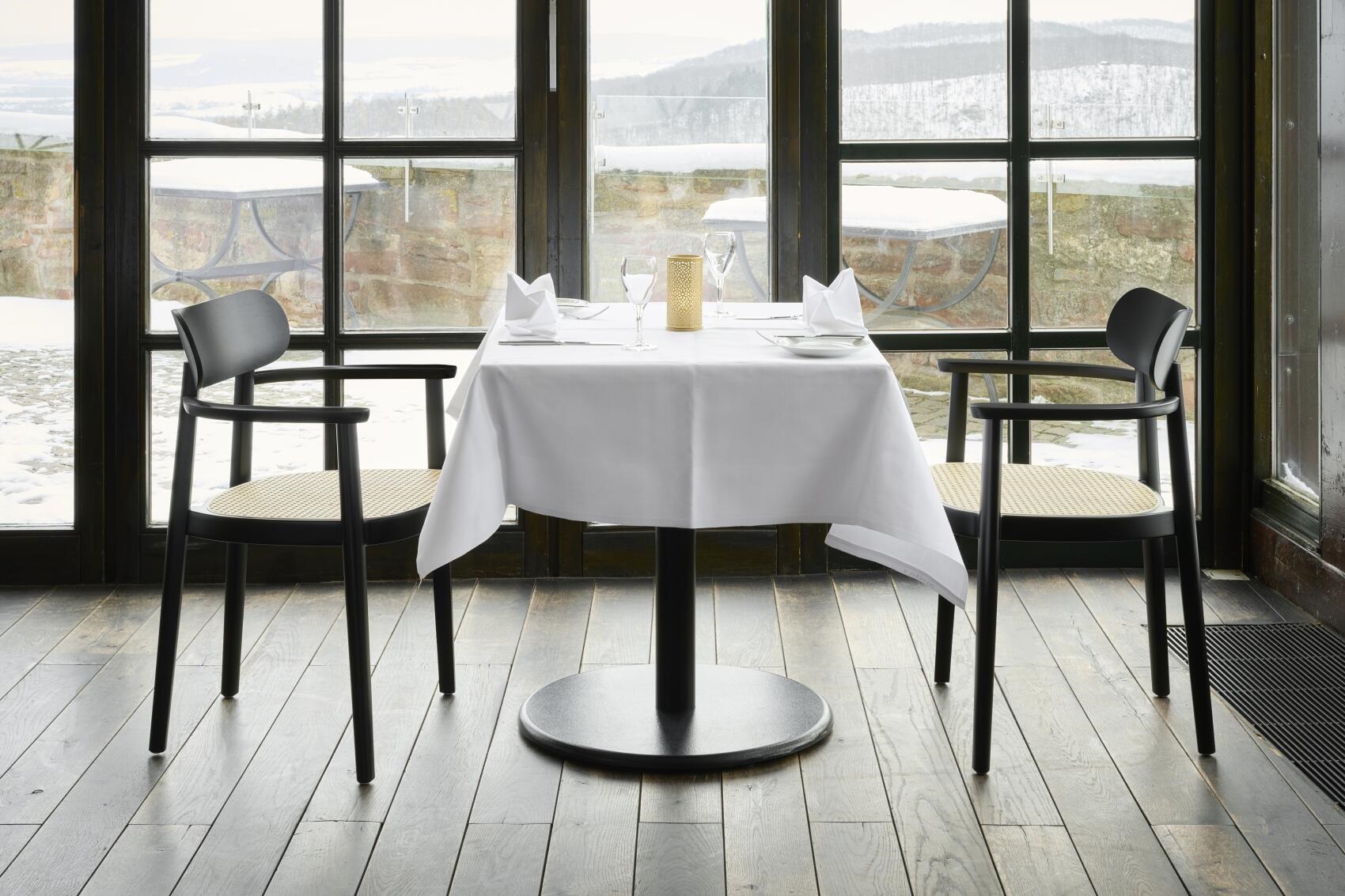 118 FV Holzstuhl mit Armlehnen Thonet