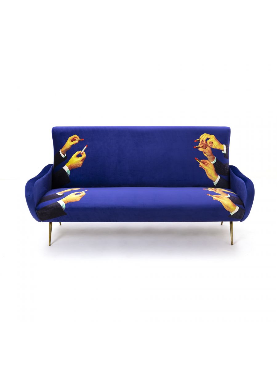 Toiletpaper Seletti Sofa: Blaues 3-Sitzer Sofa mit Lippenstift-Motiv und goldenen Füßen auf weißem Hintergrund.