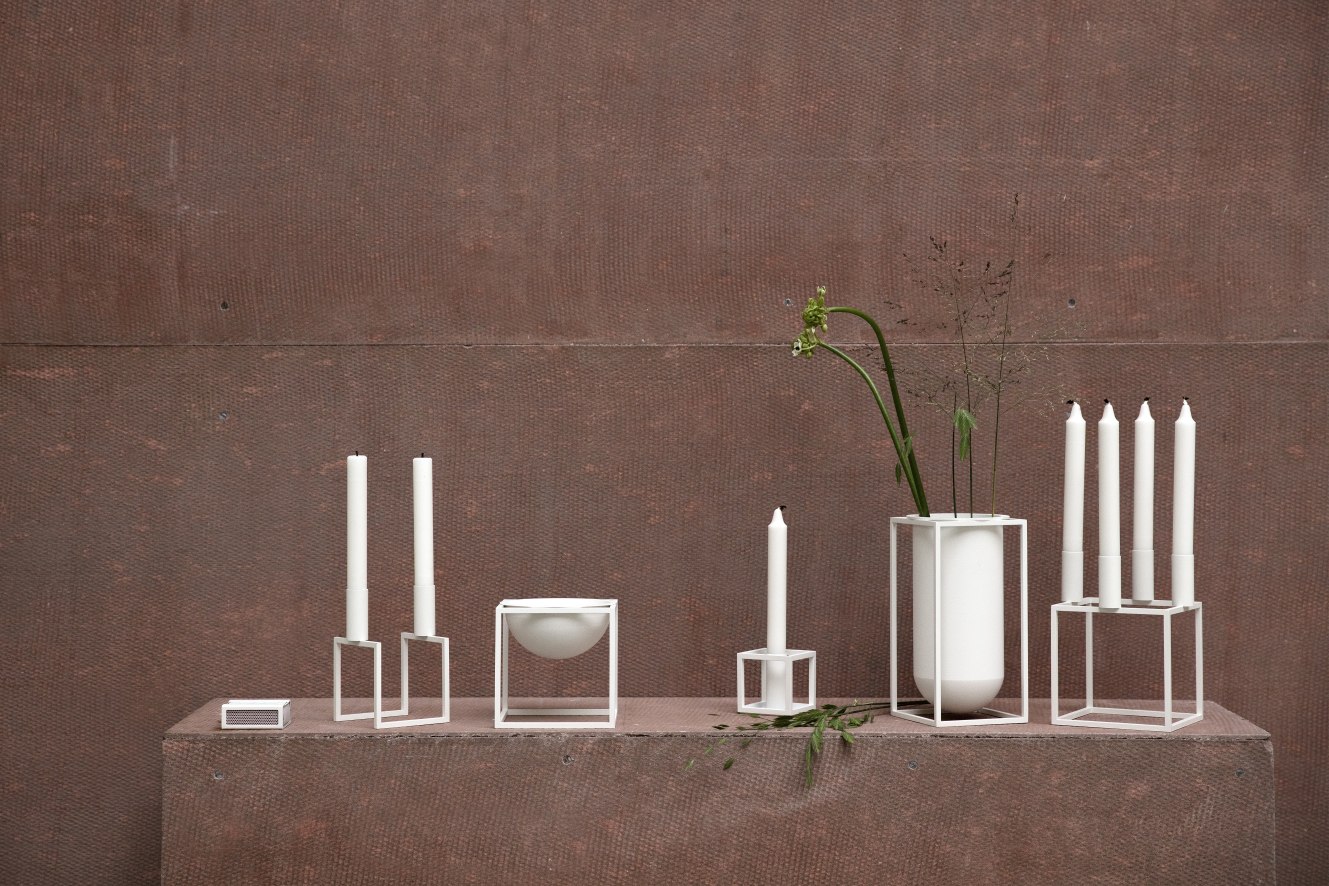 Produktfoto: Modernes Deko-Set mit weißen Kerzenhaltern, Vase und Schale im minimalistischen Design.