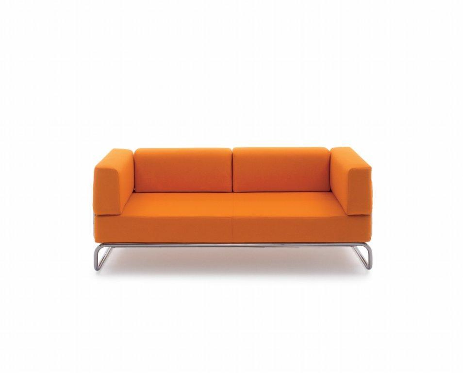 Orangefarbenes Thonet S 5002 2-Sitzer Sofa mit Stahlrohrgestell, modernes Design für Wohnzimmer und Büro.