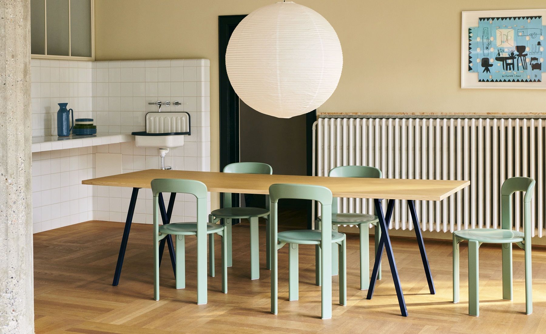 Hay Loop Stand Table mit Stühlen in mintgrün, Esstisch mit Holzplatte und schwarzen Beinen.