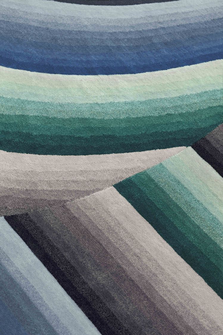 Detailaufnahme des blauen Round Mirage Teppichs von Gan mit Farbverlauf und geometrischen Formen.