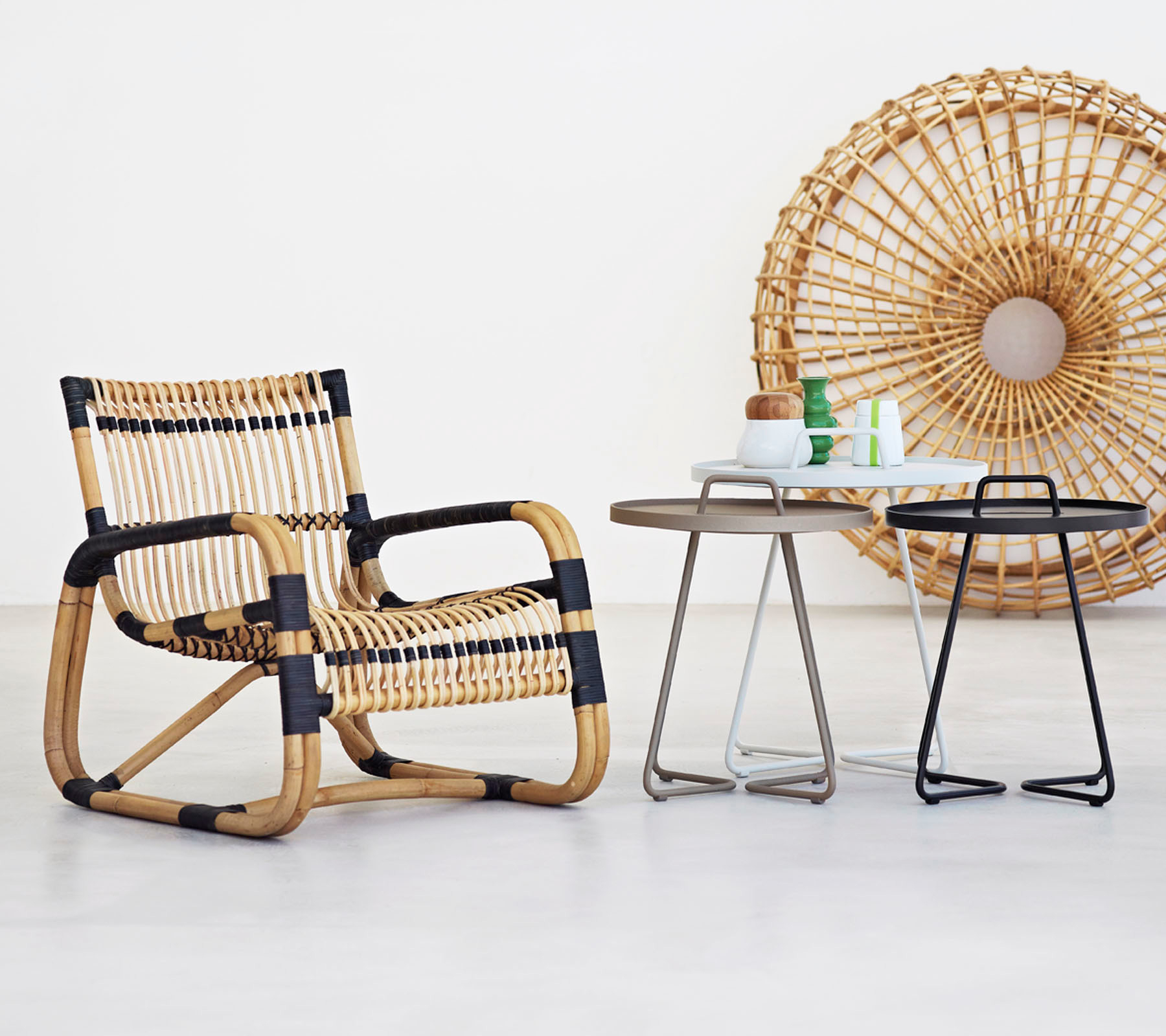 Cane-Line Curve Loungesessel aus Rattan mit schwarzen Akzenten, Indoor Möbel für Wohnzimmer.