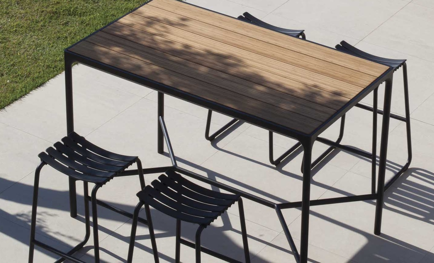 Nahaufnahme von Houe ReClips Barhockern und Bartisch für den Außenbereich, modernes Design.