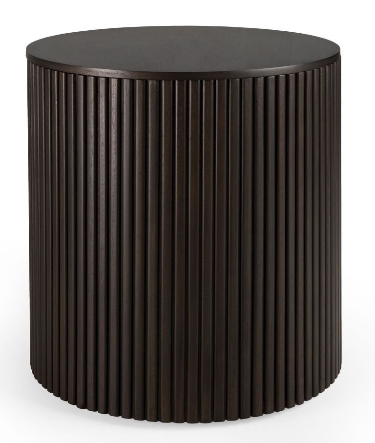 Dunkelbrauner, runder Ethnicraft Beistelltisch "Roller Max" aus Holz mit geriffelter Oberfläche.
