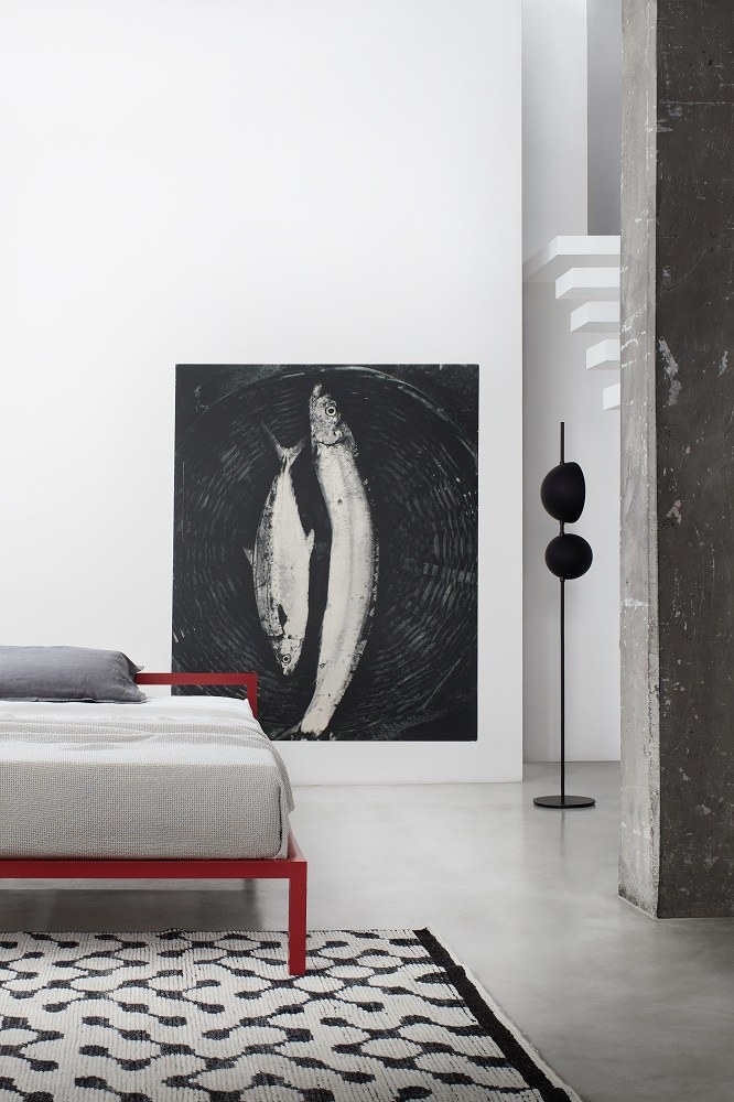 Rotes Aluminium Bett von MDF Italia, lackiert und glänzend, Größe 160 cm.