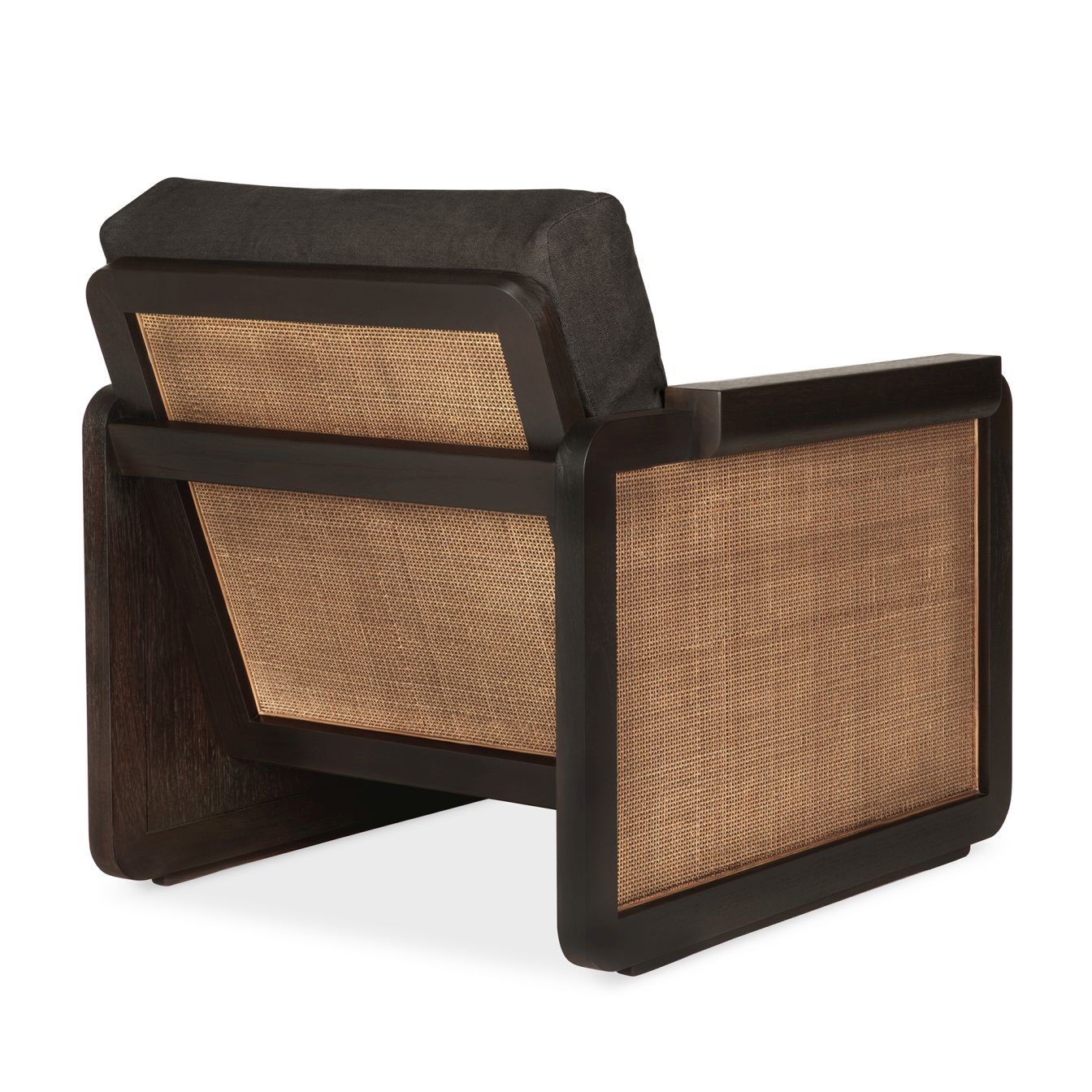 Panel Lounge Sessel von Ethnicraft, Rückansicht: Dunkles Holz, Rattan und graues Kissen. Moderner Sessel.