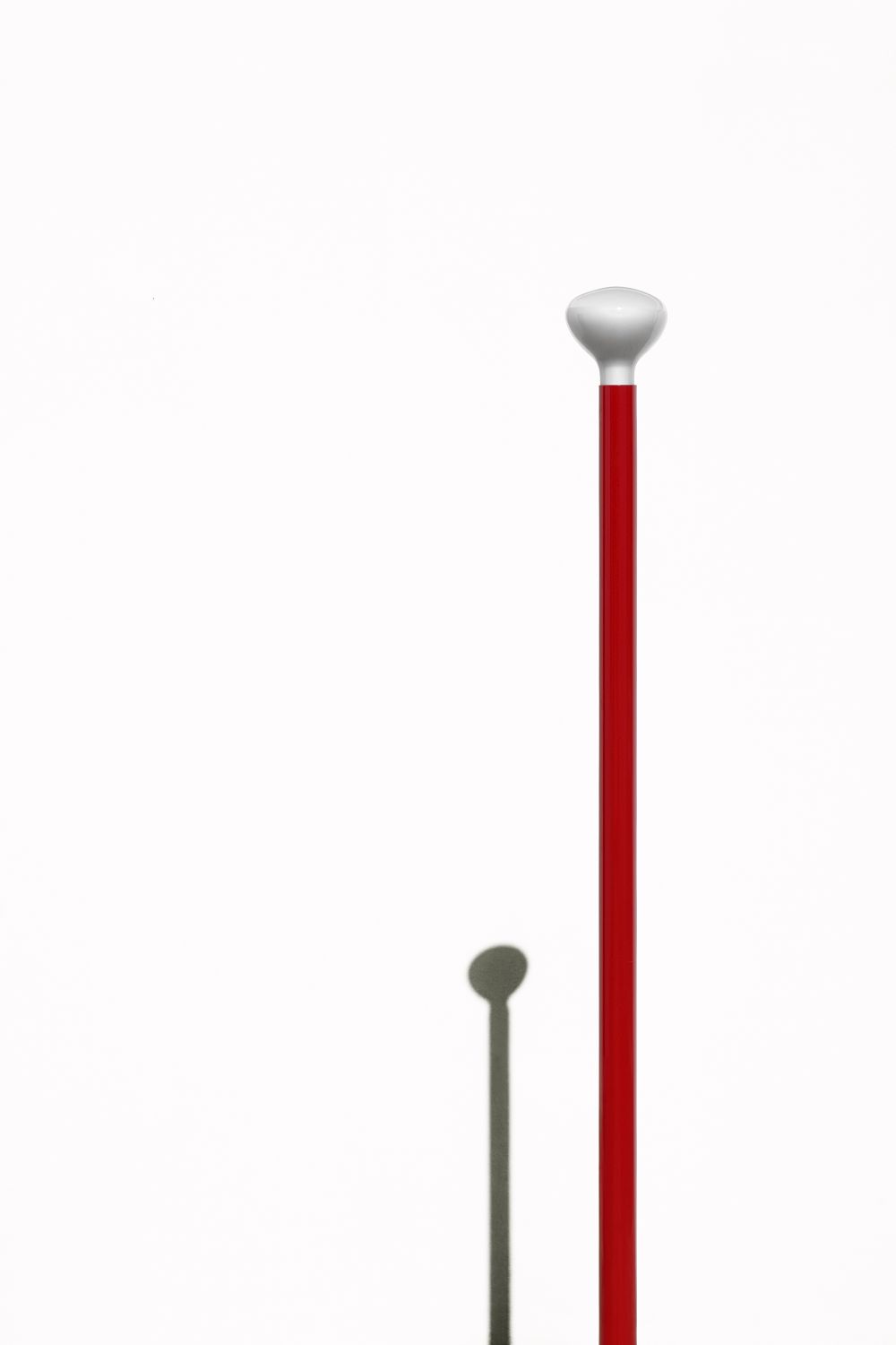 Rote Stehleuchte mit rundem Lampenschirm, modernes Design, Flos Luminator Stil.