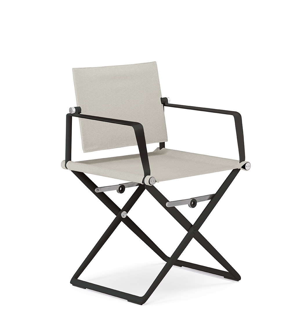 SeaX Armchair Armlehnstuhl von Dedon mit schwarzem Gestell und beigem Stoffbezug. Gartenmöbel für den Außenbereich.