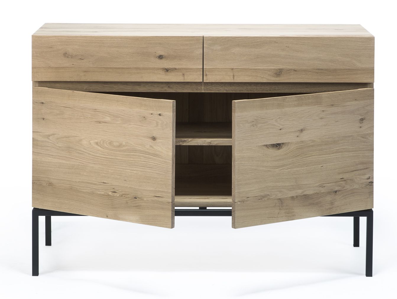 Ligna Anrichte aus Eiche mit schwarzen Beinen von Ethnicraft, Türen geöffnet, Innenregale sichtbar.