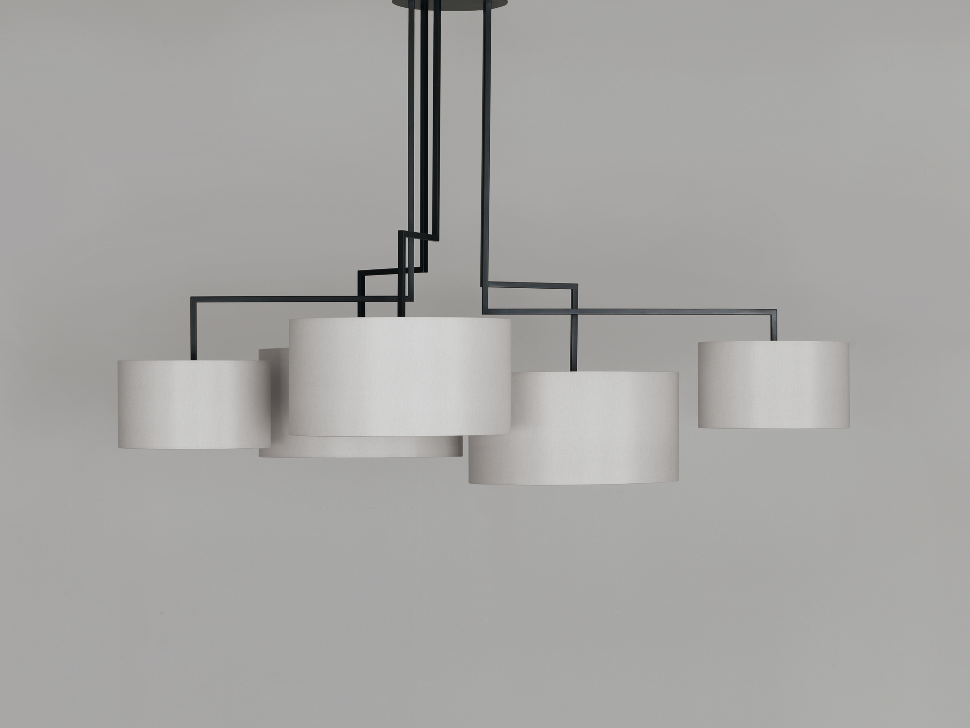 Noon 5 LED Leuchte in Schwarz mit fünf zylindrischen Lampenschirmen und modernem Design.