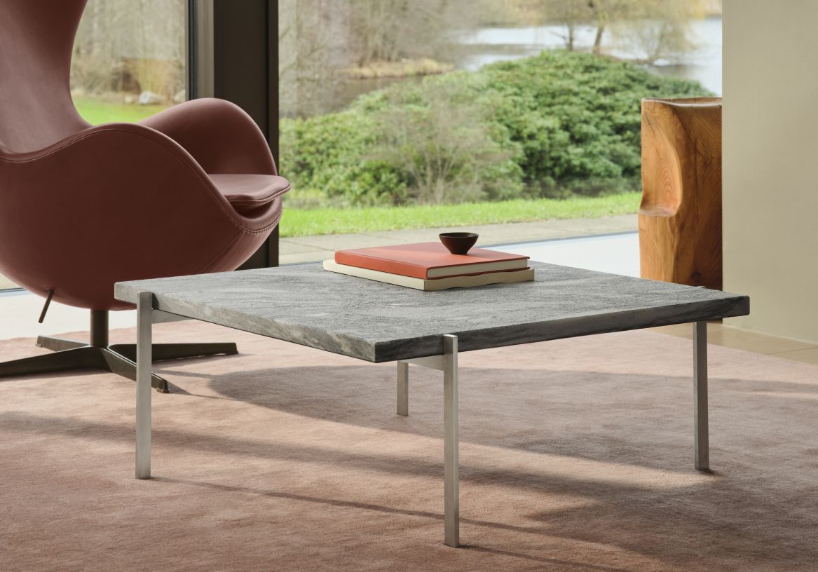 PK 61 Couchtisch von Fritz Hansen mit grau-weißer Marmorplatte und Stahlgestell.