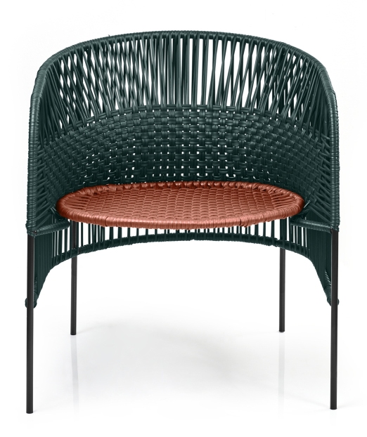 Caribe Chic Loungesessel: Outdoor Sessel in Moosgrün mit kupferfarbener Sitzfläche und schwarzem Gestell.