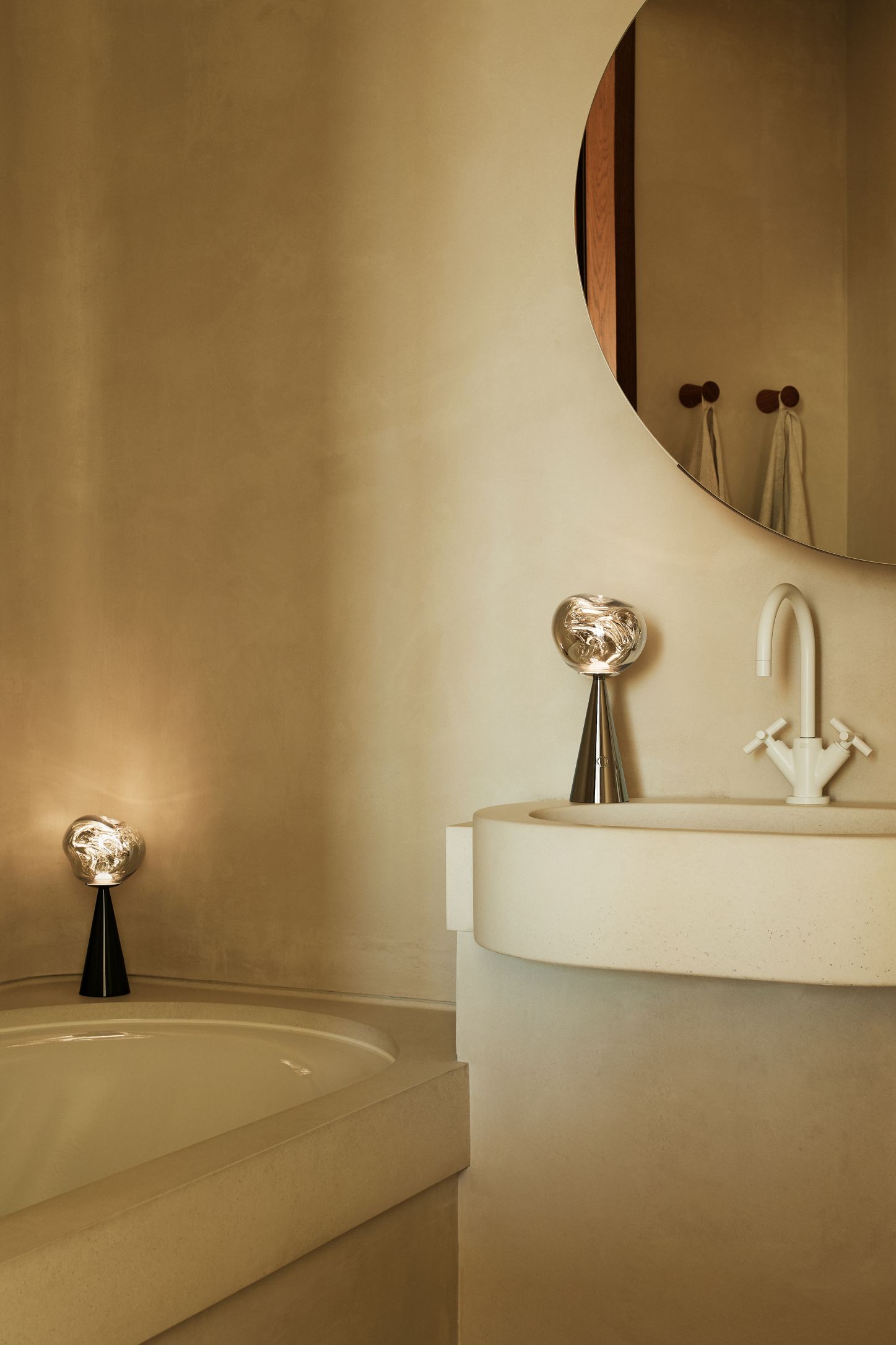 Nahaufnahme: Tom Dixon Melt Tischleuchte in Silber, modernes Design für stimmungsvolle Beleuchtung.