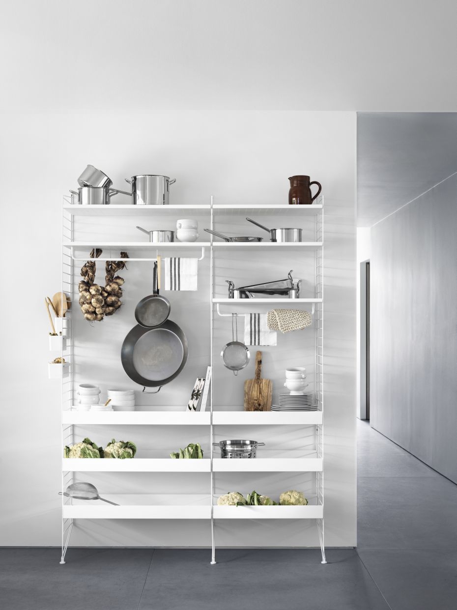 Weißes String Regal mit Metallboden (58cm) und Küchenutensilien, modernes Regalsystem für die Küche.