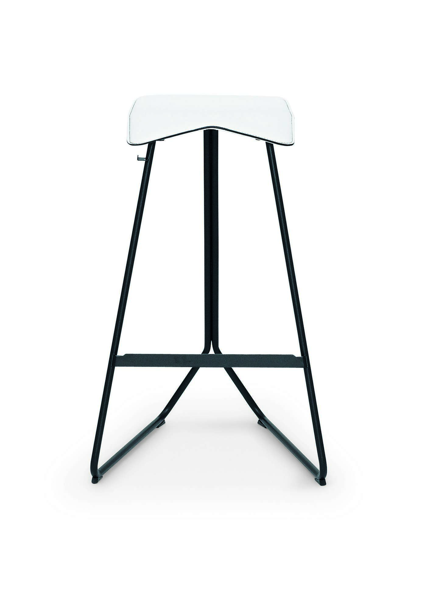 Triton Barhocker von ClassiCon mit weißem Sitzpolster und blauem Stahlgestell, Frontansicht.