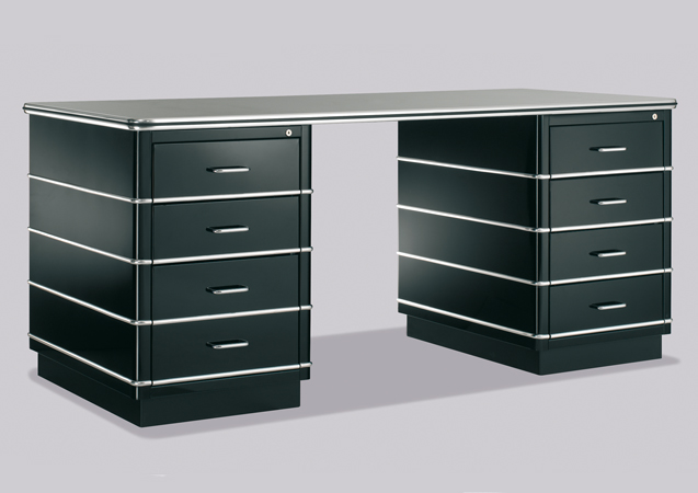 TB229 Classic Line Schreibtisch von Müller Möbelfabrikation in Schwarz mit silbernen Akzenten und Schubladen.