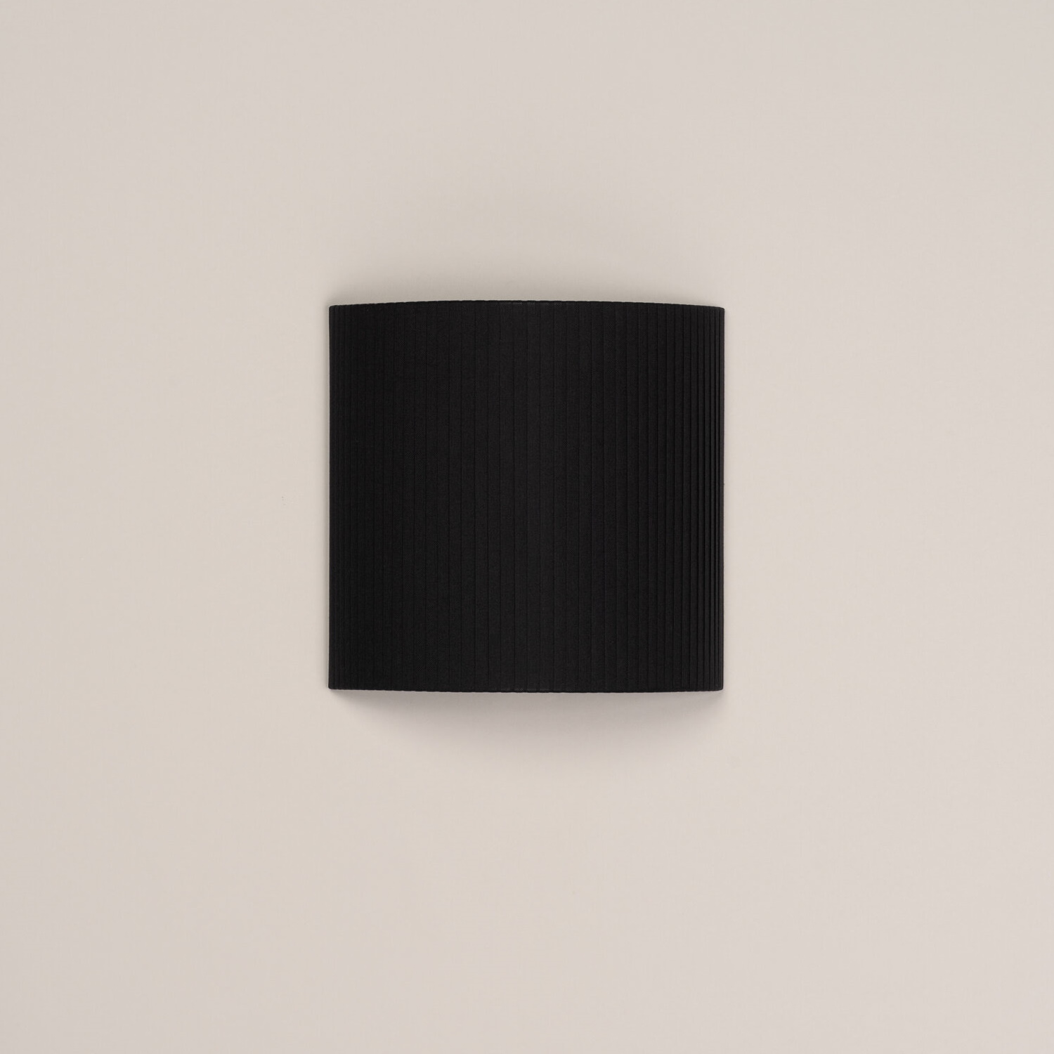 Quadratische Wandleuchte "Comodín cuadrado" von Santa & Cole mit schwarzem Stoffschirm.