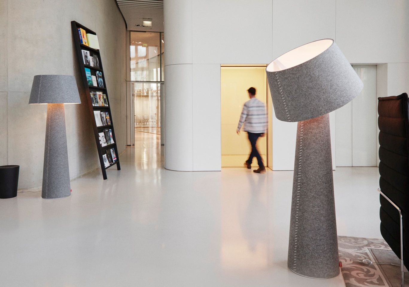 Alice XL Stehleuchte von Moree: Moderne, graue Stoff Stehlampe im minimalistischen Design für Innenräume.