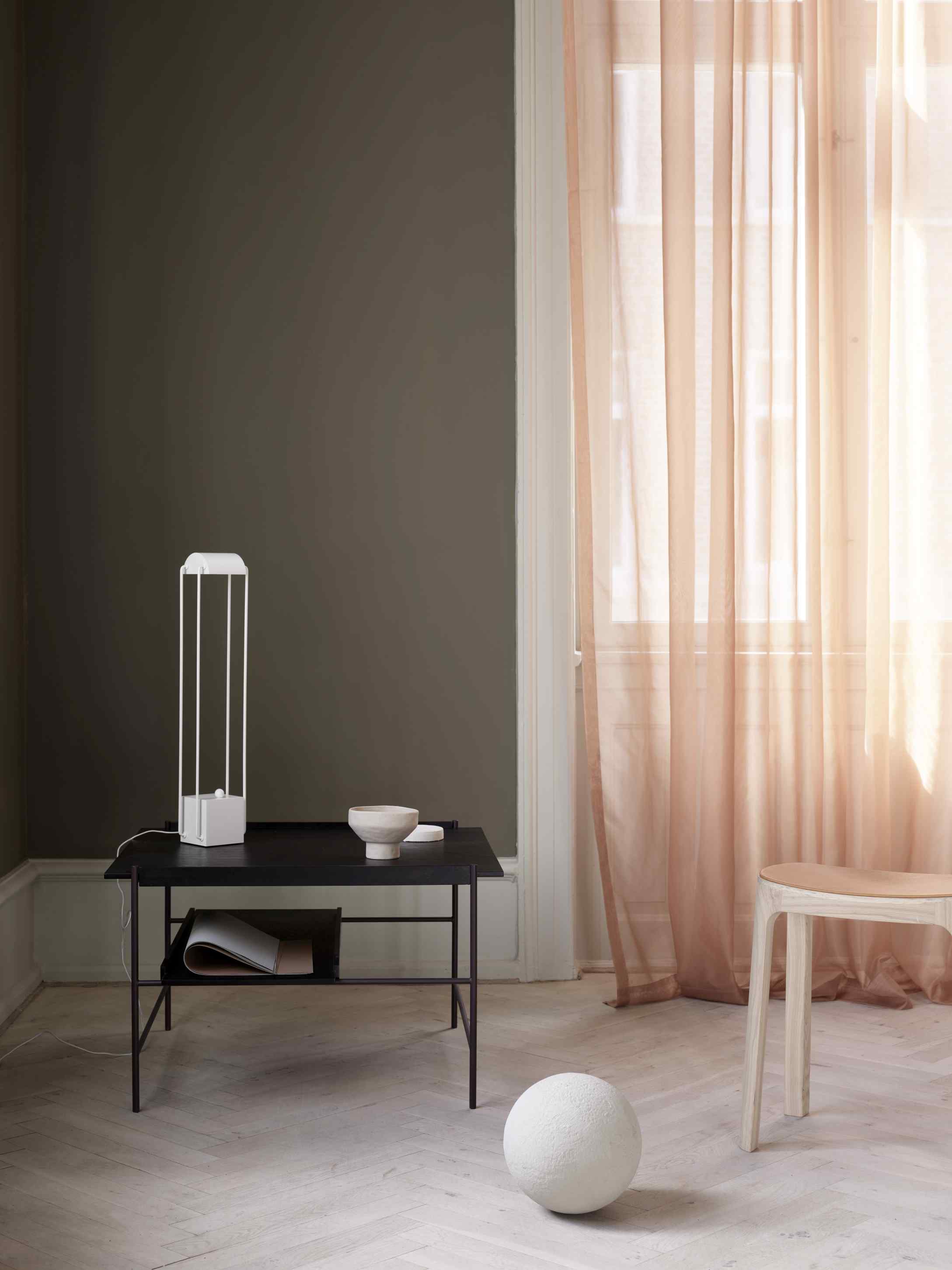 Schwarzer Kanso Coffee Table Couchtisch von Please Wait to be seated im minimalistischen Interieur mit Lampe und Dekoration.