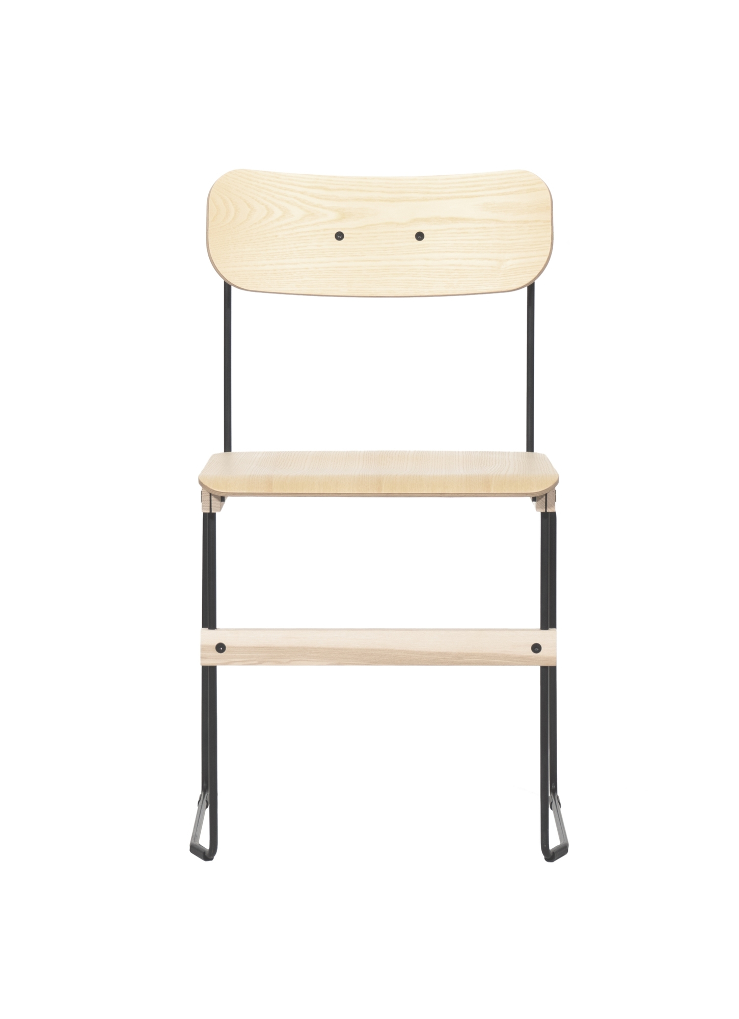 Frontansicht des Bruto Stuhls von Nils Holger Moormann, Holz und schwarzes Metall, ohne Armlehne.