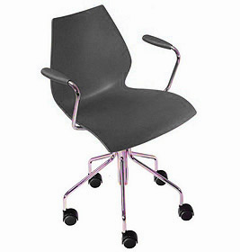 Schwarzer Maui Drehstuhl von Kartell mit Armlehnen und Rollen, ideal für Büro und Homeoffice.