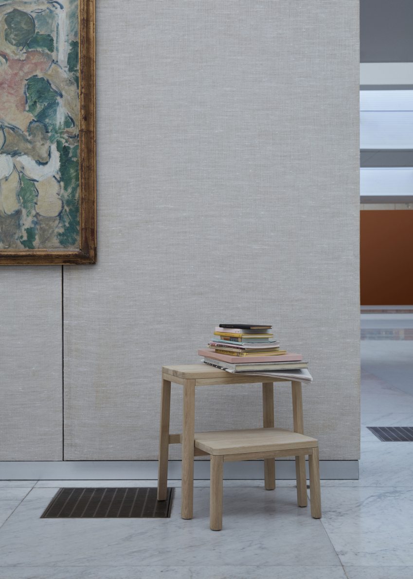 Noboru Step Ladder von Skagerak by Fritz Hansen, Trittleiter aus Holz mit Büchern.