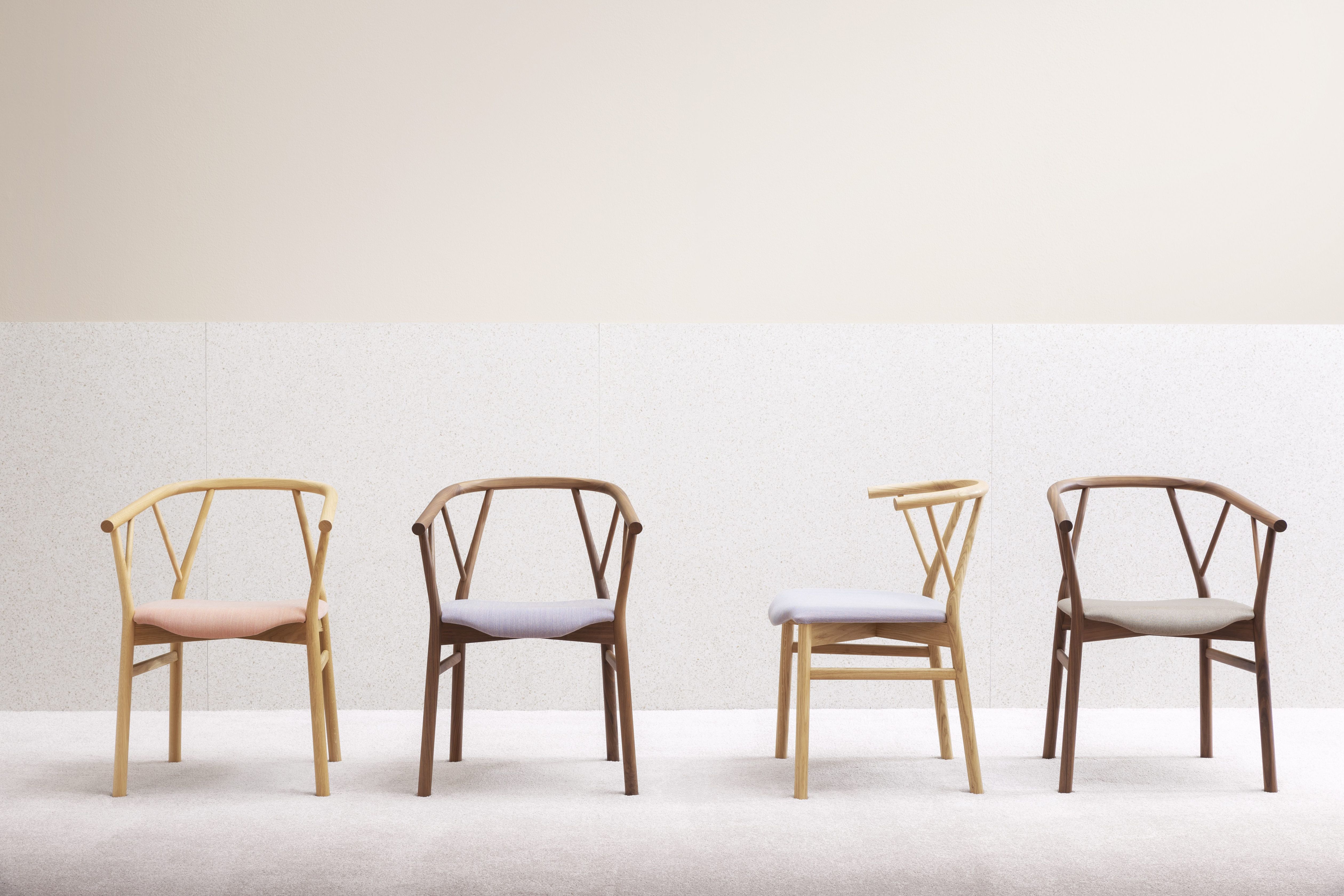 Miniforms Valerie Stühle im 2er-Set mit Armlehne, Holzgestell und Stoffbezug in verschiedenen Farben.