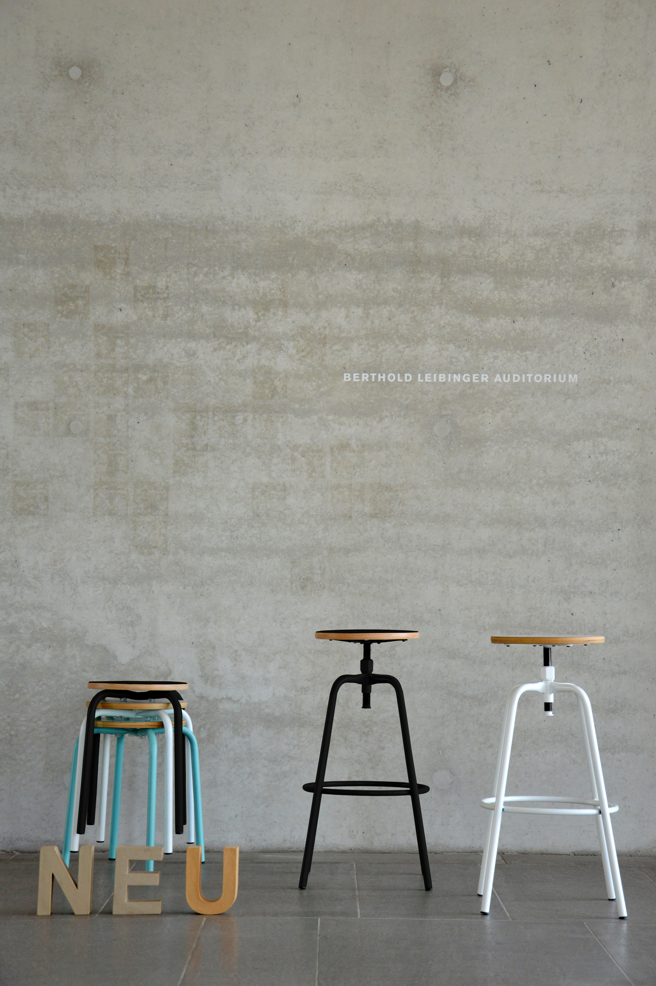 Paris Barhocker von Jan Kurtz, schwarz und weiß, höhenverstellbar, ideal als Drehhocker für Küche oder Bar.