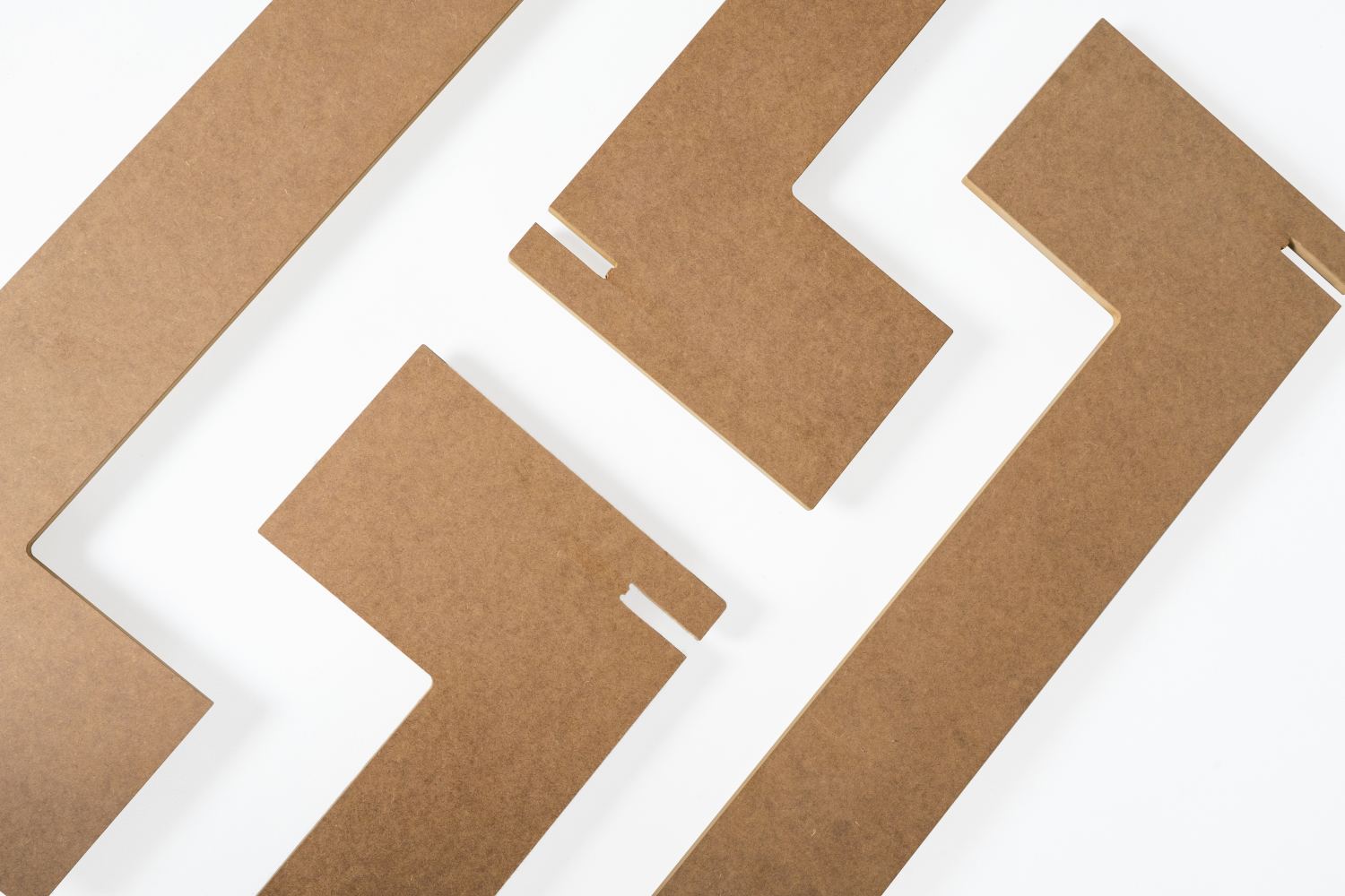 Detailaufnahme von MDF-Elementen des Siebenschläfer Bettes von Moormann in Natur, Stecksystem erkennbar.