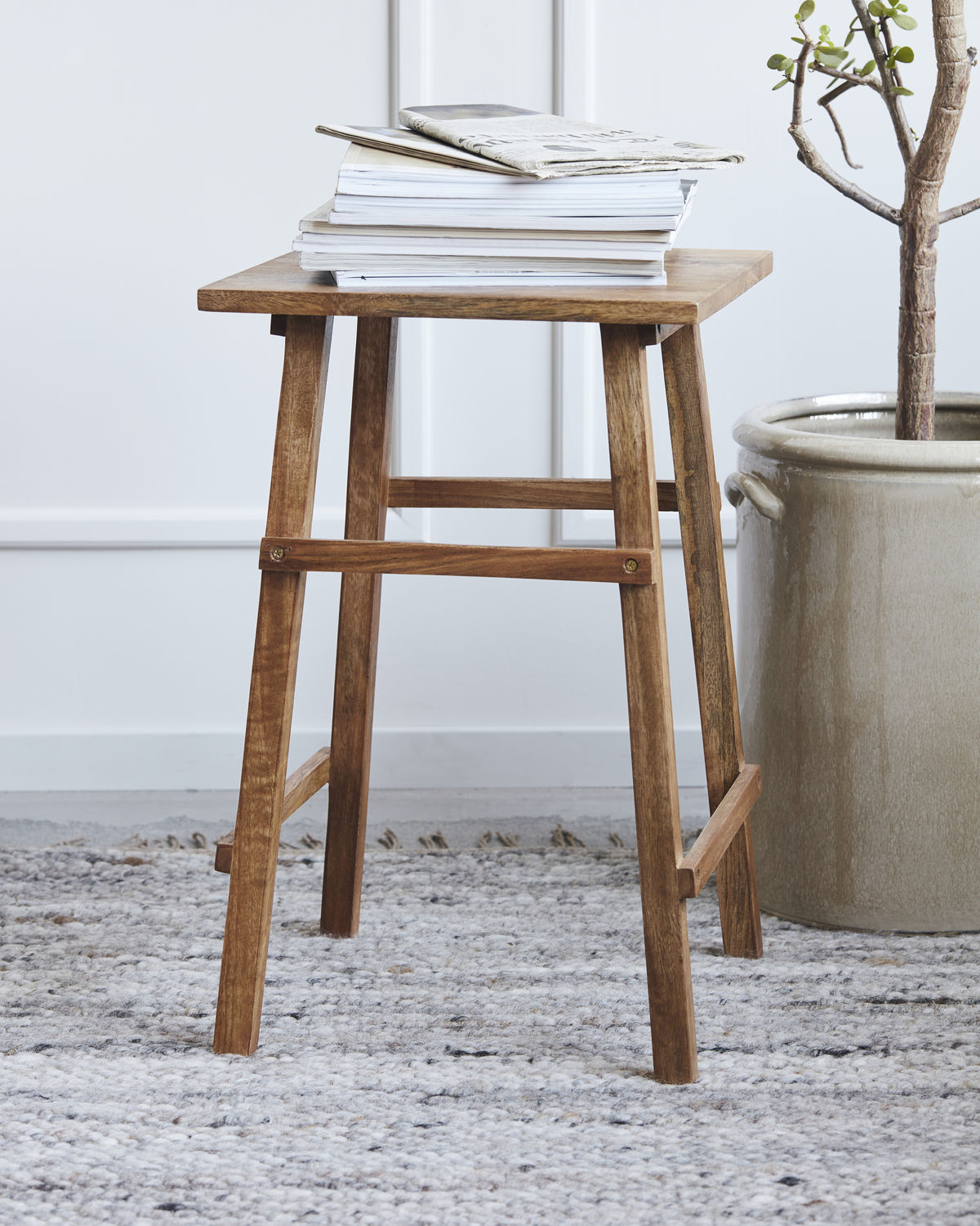 Laddi Beistelltisch aus Holz in Antik Braun mit Zeitschriften, house doctor EINZELSTÜCK.