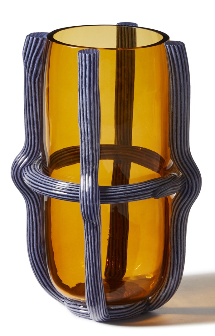 Sestiere Vase von Cassina, H 37 cm. Gelbe Glasvase mit dekorativem, blauem Rattangeflecht.