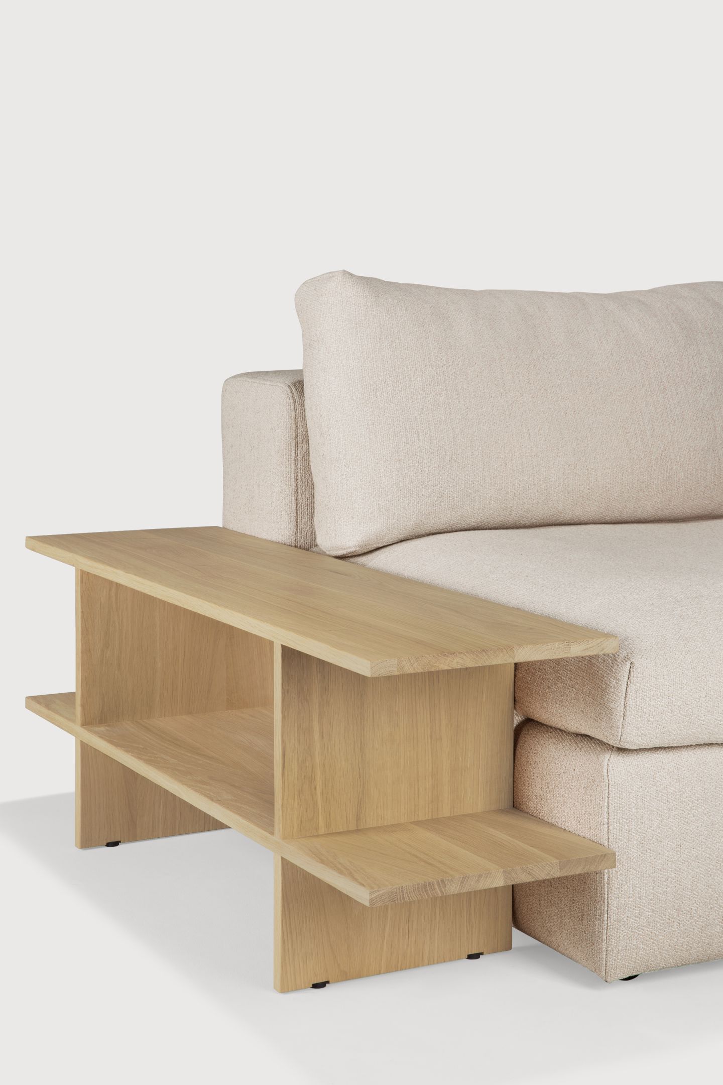 Ethnicraft Kabuki Beistelltisch aus Eiche neben einem beigen Sofa, modernes Möbeldesign mit Ablageflächen.