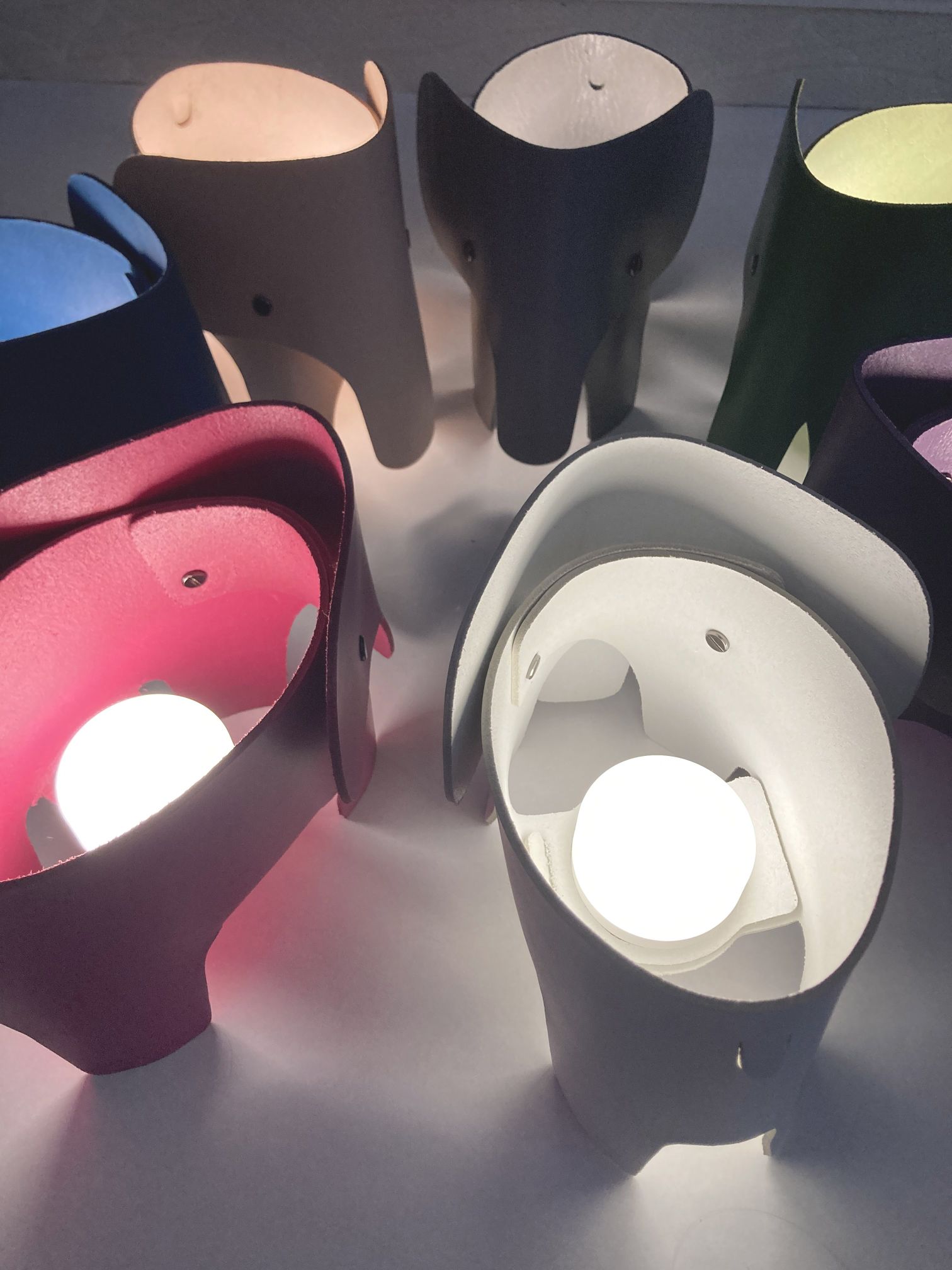 Mehrere bunte Elephant Tischleuchten von EO Denmark, moderne Akkuleuchten im Elefanten-Design.