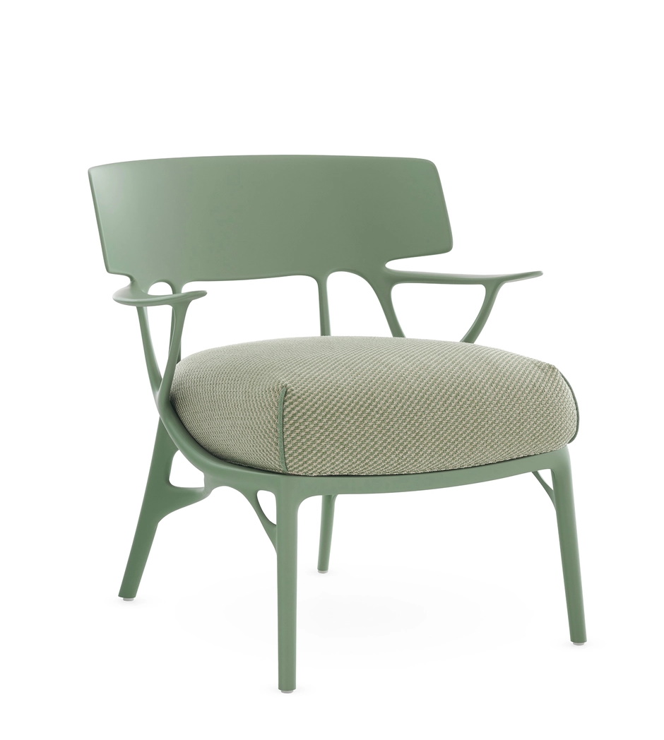 Grüner A.I. Lounge Sessel von Kartell für den Außenbereich mit gemustertem Sitzkissen.