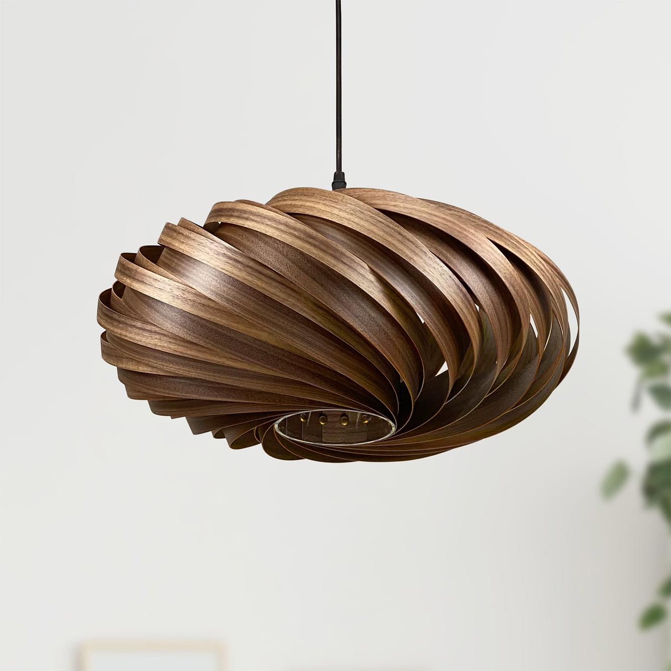 Veneria Hängeleuchte aus Nussbaumholz, moderne Holzlampe mit spiralförmigem Design für stilvolle Innenbeleuchtung.