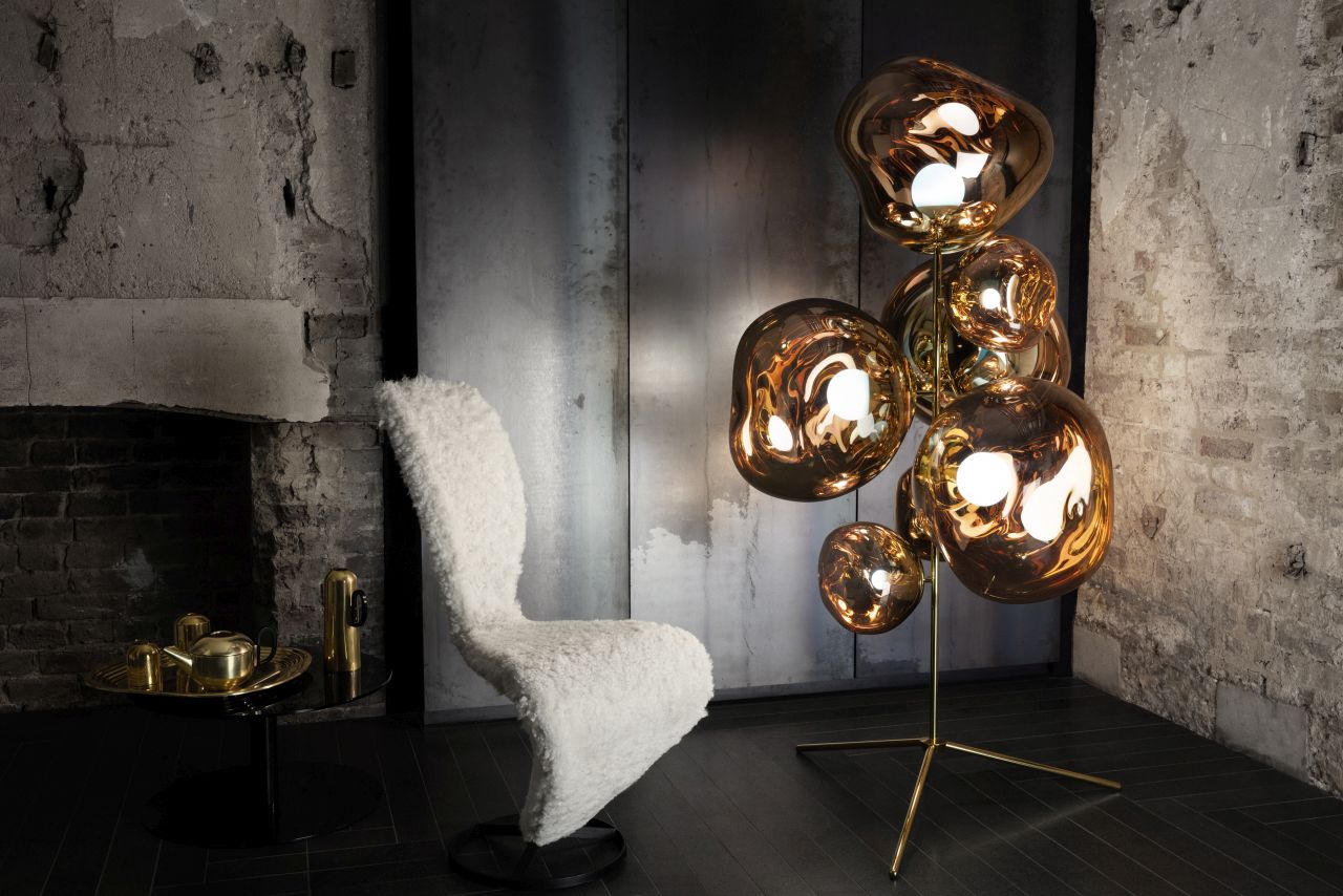 Nahaufnahme des Tom Dixon Melt Stehleuchte mit goldenen, organisch geformten Lampenschirmen.
