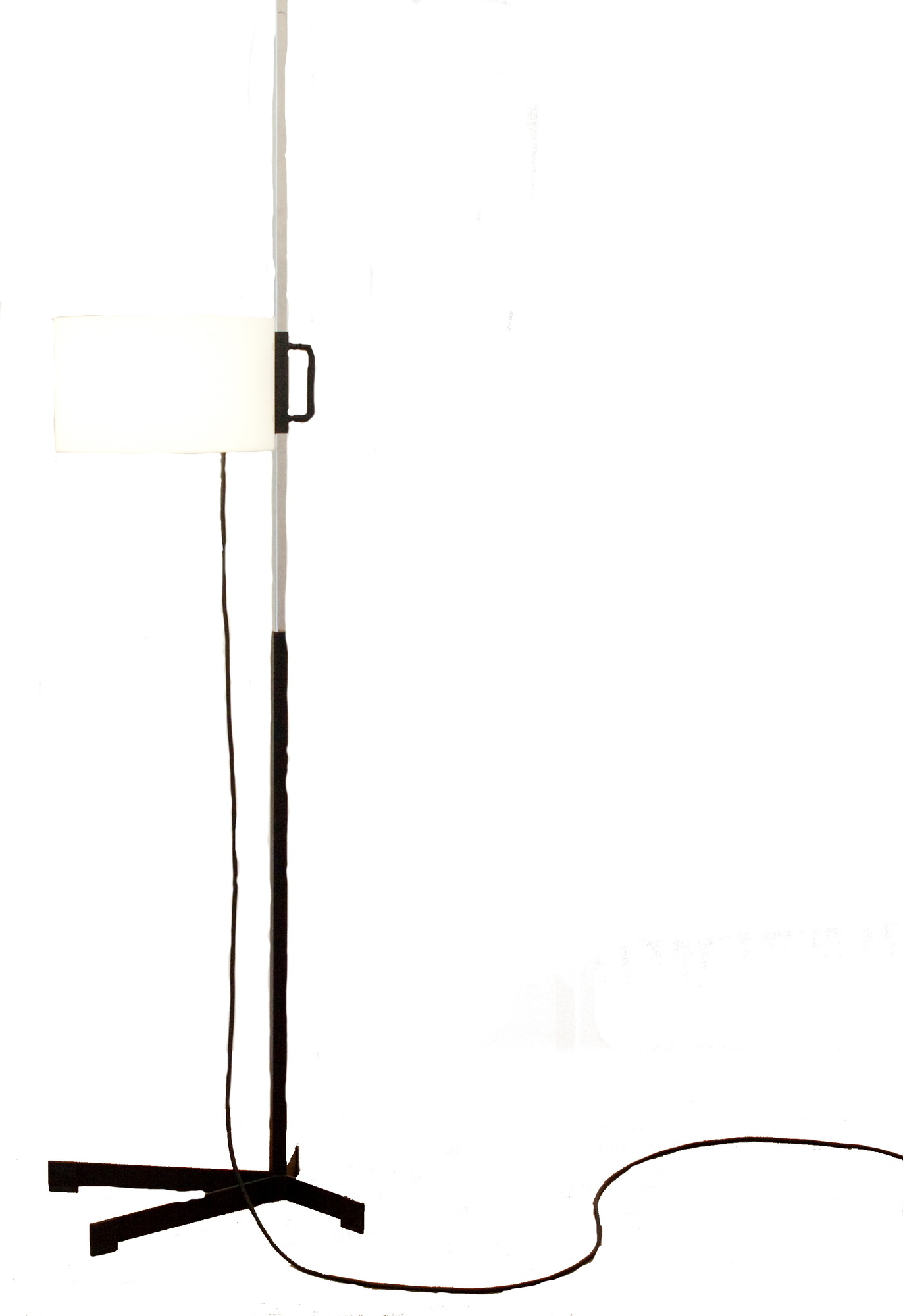 Santa & Cole TMC Stehleuchte mit rechteckigem Lampenschirm und schwarzem Metallfuß auf weißem Hintergrund.