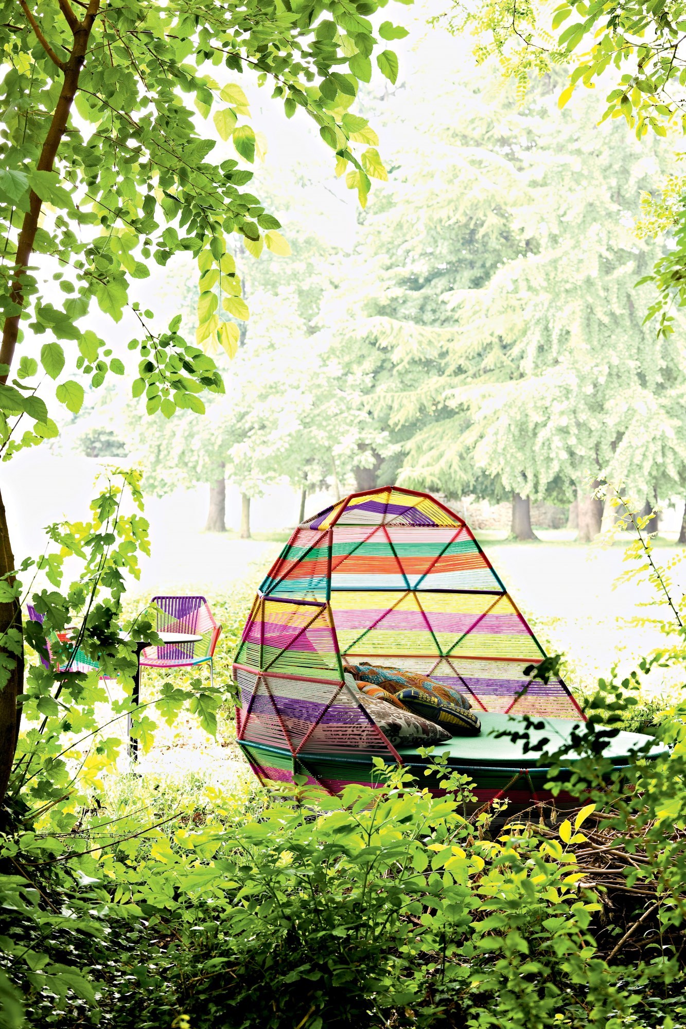 Tropicalia Day Bed Liege von Moroso im Garten, bunte Outdoor-Liege mit Kissen und Stuhl.