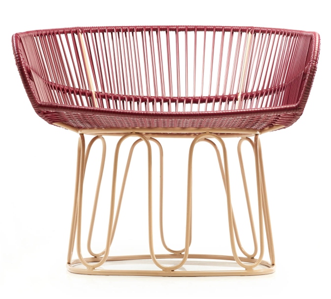 Nahaufnahme des Ames Circo Lounge Chair, Outdoor Sessel in Rot mit beigem Gestell.