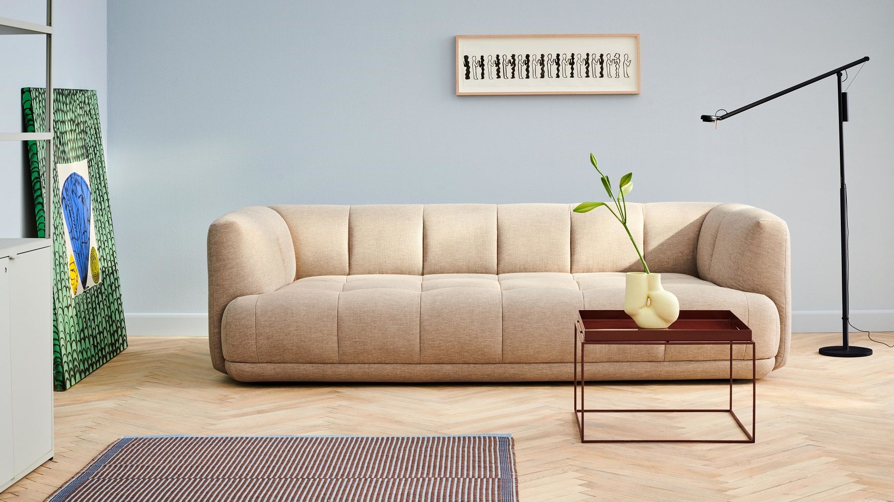 Beiger Stoffcouch mit Hay Tray Table Couchtisch in Rotbraun und minimalistischer Dekoration im Wohnzimmer.