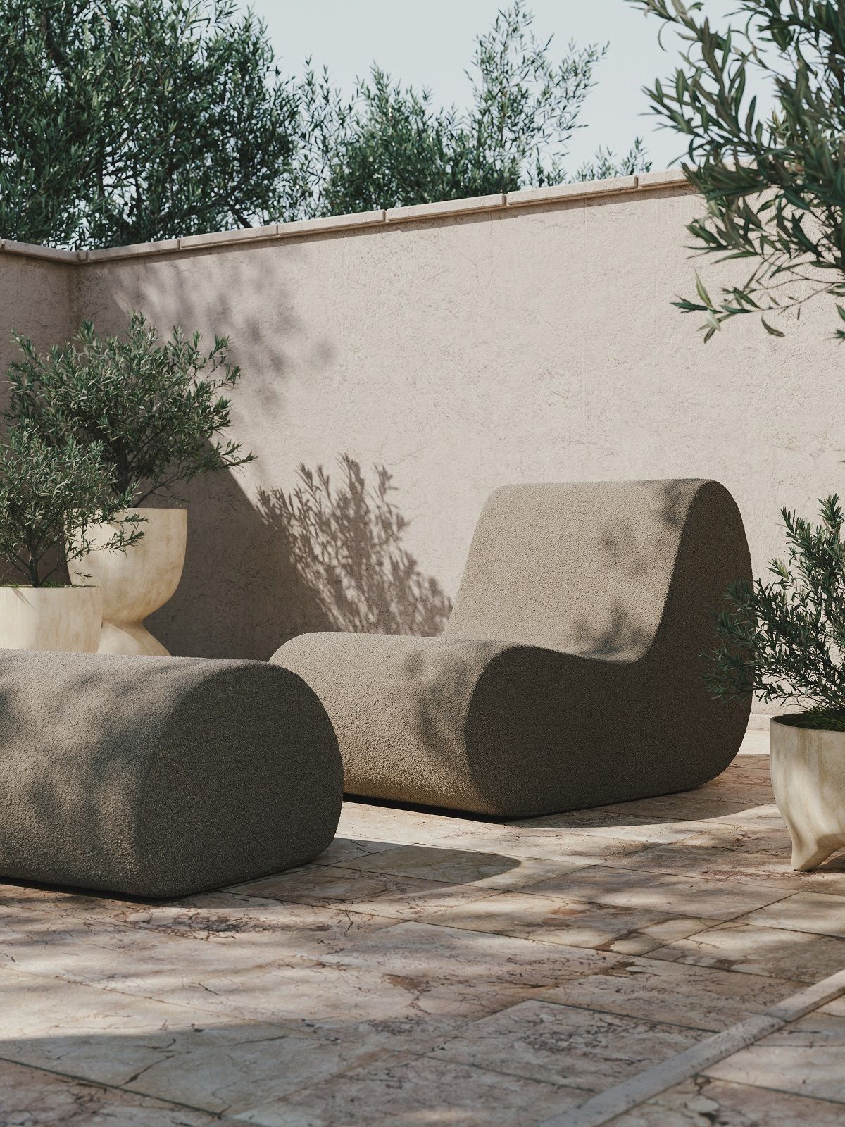 Ferm Living Rouli Outdoor Sofa in Dunkelsand mit Bouclé-Bezug und passendem Hocker.