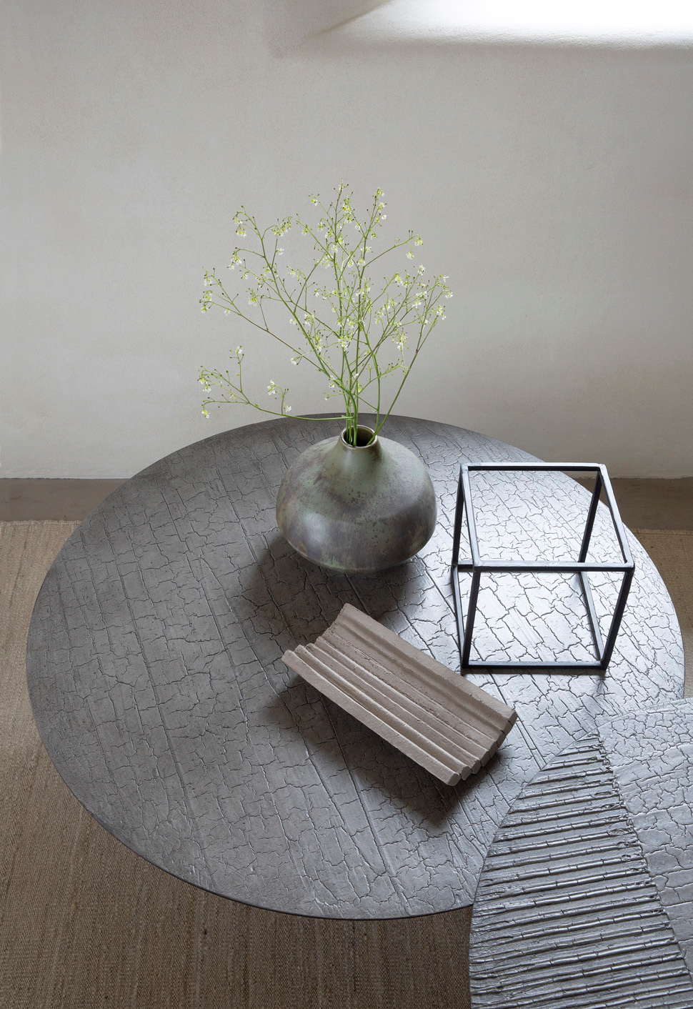 Ansicht von oben: Luna Couchtisch mit Lava-Finish, ethnisch inspiriert, mit Deko-Objekten.