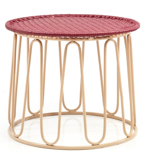 Ames Circo Beistelltisch für Outdoor: Runder Tisch mit roter Tischplatte und beigem Metallgestell.